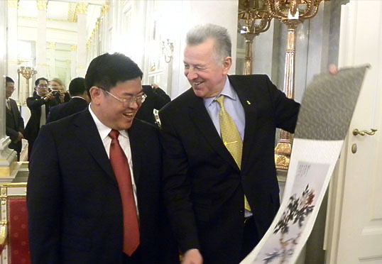 匈牙利总理会见盈科律师